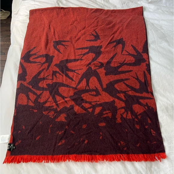 Alexander McQueen iconic wrap - Picture 1 of 5